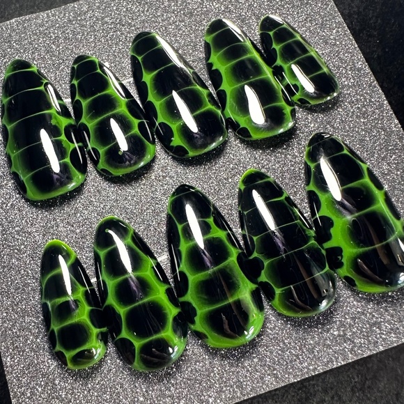 medium almond green and black crocodile handmade press on nails - Picture 1 of 5